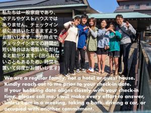 een groep mensen die voor een bord staan bij ichihara homestay-stay with Japanese family - Vacation STAY 15787 in Ichihara