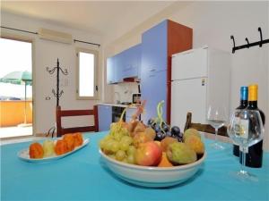 een blauwe tafel met een fruitschaal erop bij Ferienwohnung für 3 Personen 2 Kinder ca 60 qm in Balestrate, Sizilien Nordküste von Sizilien in Balestrate