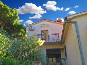 a house with a balcony on the side of it at Ferienwohnung für 5 Personen ca 60 qm in Rabac, Istrien Bucht von Rabac in Rabac