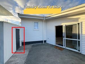 una puerta a un lavadero a una casa en 5-Bedroom Fully-Equipped Home in Whangarei, en Whangarei