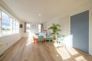 sala de estar con mesa y sillas y comedor en 5-Bedroom Fully-Equipped Home in Whangarei, en Whangarei