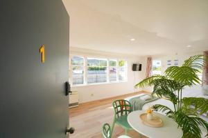 sala de estar con mesa y planta en 5-Bedroom Fully-Equipped Home in Whangarei, en Whangarei
