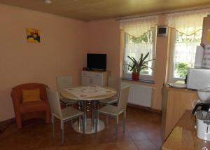 eine Küche und ein Esszimmer mit einem Tisch und Stühlen in der Unterkunft Studio für 4 Personen ca 37 qm in Sayda, Sachsen Osterzgebirge - b57347 in Sayda