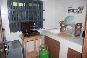 cocina con fogones y encimera en One bedroom oluwa-sheyi-apartment, en Cotonou