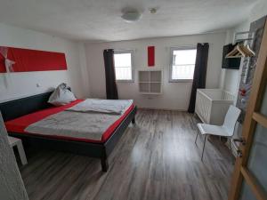 1 dormitorio con 1 cama y 1 silla en Brombachsee Modern retreat en Pleinfeld