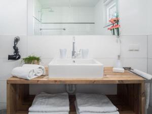 ein Bad mit einem Waschbecken und einem Spiegel in der Unterkunft Ferienhaus Sandra in Hörbranz