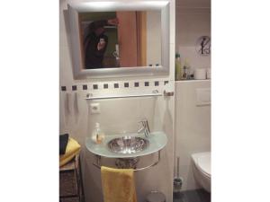 y baño con lavabo y espejo. en Türnau Modern retreat, en WÃ¶lpinghausen