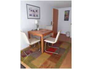 einen Esstisch mit 2 Stühlen und einem Tisch in der Unterkunft Türnau Modern retreat in WÃ¶lpinghausen
