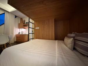 En eller flere senge i et værelse på Hanoi Amsterdam Condotel