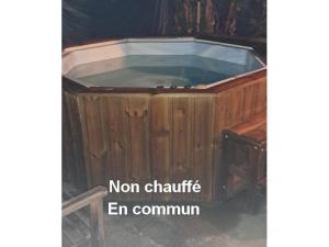una vieja bañera de hidromasaje de madera con las palabras no chrite en Committee en Gite Mon Ti caze Goyaves en Saint-Joseph