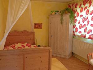 um quarto com uma cama de dossel e uma porta em Hauser-Hof Modern retreat em Marktoberdorf