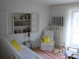 uma sala de estar com uma cama e duas cadeiras em Hauser-Hof Modern retreat em Marktoberdorf