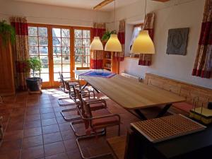 uma sala de jantar com uma mesa de madeira e cadeiras em Hauser-Hof Modern retreat em Marktoberdorf