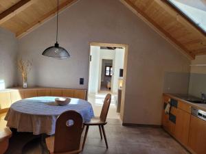 een keuken met een tafel en stoelen in een kamer bij hoamisch Modern retreat in Malles Venosta