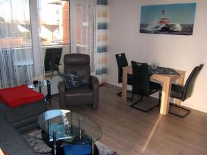 uma sala de estar com um sofá e uma mesa em "Seestrasse" 24 Merchant em Horumersiel