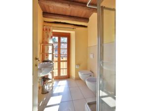 een badkamer met een toilet en een glazen douche bij Dolcetto at Villa Pesce in Mombaruzzo