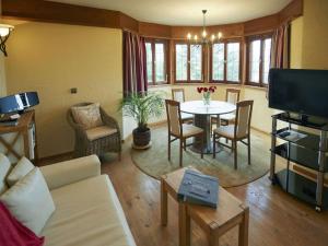 ein Wohnzimmer mit einem Sofa und einem Tisch in der Unterkunft with tower Modern retreat in Scheinfeld
