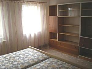 1 dormitorio con 1 cama, TV y ventana en Ferienwohnung für 8 Personen ca 80 qm in Pernink, Böhmen Skizentrum Pernink, en Pernink