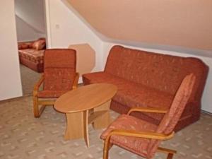 sala de estar con sofá, 2 sillas y mesa en Ferienwohnung für 8 Personen ca 80 qm in Pernink, Böhmen Skizentrum Pernink, en Pernink