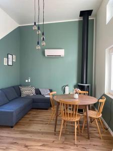 - un salon avec une table et un canapé bleu dans l'établissement Attefallshus., à Västervik