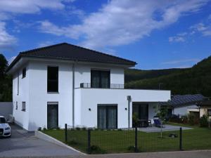 ein weißes Haus mit schwarzem Dach in der Unterkunft Haus Edith Modern retreat in Lug