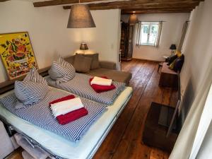 sala de estar con 2 camas y sofá en Fisherman's House Modern Retreat, en Dießen am Ammersee