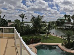 een uitzicht op een resort met een zwembad bij Villa Bayside Beach in Fort Myers Beach