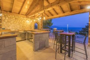 eine Außenküche mit Meerblick in der Unterkunft Ferienwohnung für 8 Personen ca 95 m in Novi Vinodolski, Kvarner Bucht Crikvenica und Umgebung in Novi Vinodolski
