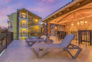 eine Terrasse mit 2 Liegestühlen und einer Bar in der Unterkunft Ferienwohnung für 8 Personen ca 95 m in Novi Vinodolski, Kvarner Bucht Crikvenica und Umgebung in Novi Vinodolski