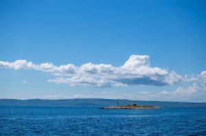 eine kleine Insel mitten im Ozean in der Unterkunft Ferienwohnung für 8 Personen ca 95 m in Novi Vinodolski, Kvarner Bucht Crikvenica und Umgebung in Novi Vinodolski