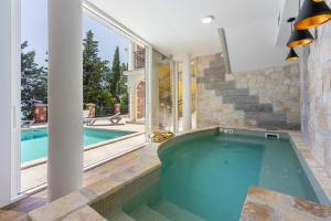 Der Swimmingpool an oder in der Nähe von Ferienwohnung für 8 Personen ca 95 m in Novi Vinodolski, Kvarner Bucht Crikvenica und Umgebung