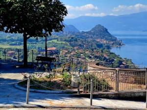 een bank bovenop een heuvel met uitzicht op het water bij Catenazzi 2 Modern retreat in Brezzo