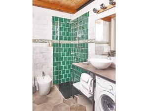 een badkamer met een wastafel en een wasmachine bij Catenazzi 2 Modern retreat in Brezzo