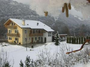 ein Haus im Schnee mit in der Unterkunft Eisackblick Modern retreat in Brixen