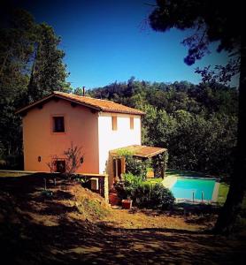 a house and a swimming pool next to a house at Ferienhaus mit Privatpool für 2 Personen 2 Kinder ca 70 qm in Uzzano, Toskana Provinz Pistoia in Uzzano