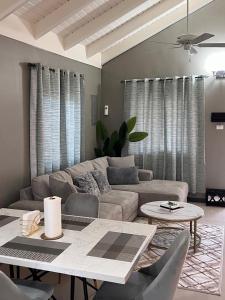 - un salon avec un canapé et une table dans l'établissement Sky View Villas @ Edmund Ridge Estate, à Montego Bay