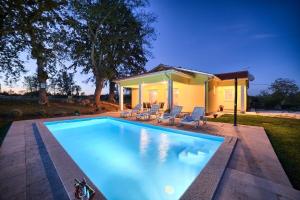 Bazén v ubytovaní Ferienhaus mit Privatpool für 6 Personen ca 100 qm in Divšići, Istrien Südküste von Istrien alebo v jeho blízkosti