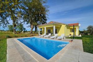 Bazén v ubytovaní Ferienhaus mit Privatpool für 6 Personen ca 100 qm in Divšići, Istrien Südküste von Istrien alebo v jeho blízkosti
