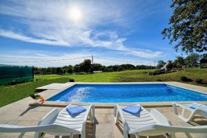 Bazén v ubytovaní Ferienhaus mit Privatpool für 6 Personen ca 100 qm in Divšići, Istrien Südküste von Istrien alebo v jeho blízkosti