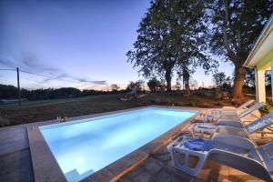 Bazén v ubytovaní Ferienhaus mit Privatpool für 6 Personen ca 100 qm in Divšići, Istrien Südküste von Istrien alebo v jeho blízkosti