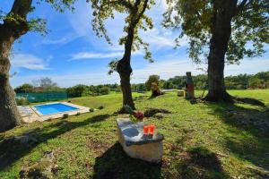 Vonkajšia záhrada v ubytovaní Ferienhaus mit Privatpool für 6 Personen ca 100 qm in Divšići, Istrien Südküste von Istrien + 14 fotografií