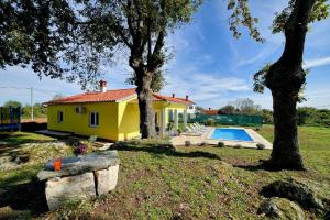 Bazén v ubytovaní Ferienhaus mit Privatpool für 6 Personen ca 100 qm in Divšići, Istrien Südküste von Istrien alebo v jeho blízkosti