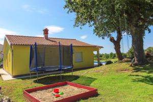 Vonkajšia záhrada v ubytovaní Ferienhaus mit Privatpool für 6 Personen ca 100 qm in Divšići, Istrien Südküste von Istrien