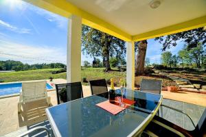 Bazén v ubytovaní Ferienhaus mit Privatpool für 6 Personen ca 100 qm in Divšići, Istrien Südküste von Istrien alebo v jeho blízkosti