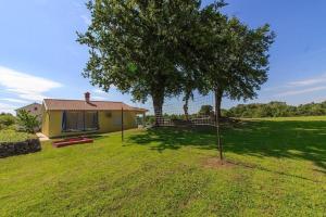 Vonkajšia záhrada v ubytovaní Ferienhaus mit Privatpool für 6 Personen ca 100 qm in Divšići, Istrien Südküste von Istrien