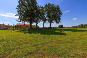 Vonkajšia záhrada v ubytovaní Ferienhaus mit Privatpool für 6 Personen ca 100 qm in Divšići, Istrien Südküste von Istrien