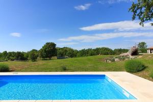 Bazén v ubytovaní Ferienhaus mit Privatpool für 6 Personen ca 100 qm in Divšići, Istrien Südküste von Istrien alebo v jeho blízkosti
