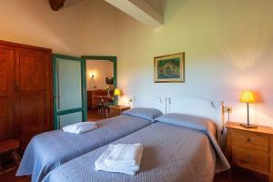 um quarto com 2 camas e toalhas em Ferienwohnung für 3 Personen 1 Kind ca 50 qm in Chiusi, Trasimenischer See em Chiusi