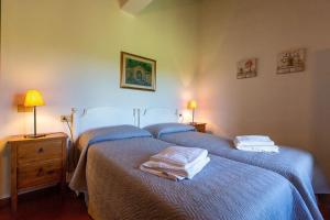um quarto com 2 camas e toalhas em Ferienwohnung für 3 Personen 1 Kind ca 50 qm in Chiusi, Trasimenischer See em Chiusi