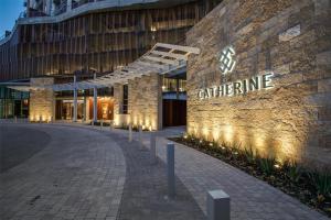 un bâtiment avec un panneau sur son côté dans l'établissement Casa Catherine, à Austin